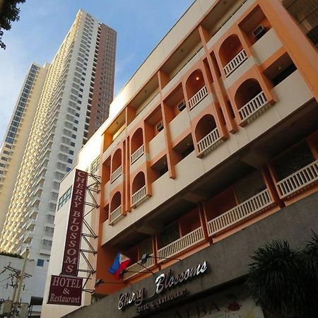 Cherry Blossoms Hotel Manila Exterior foto