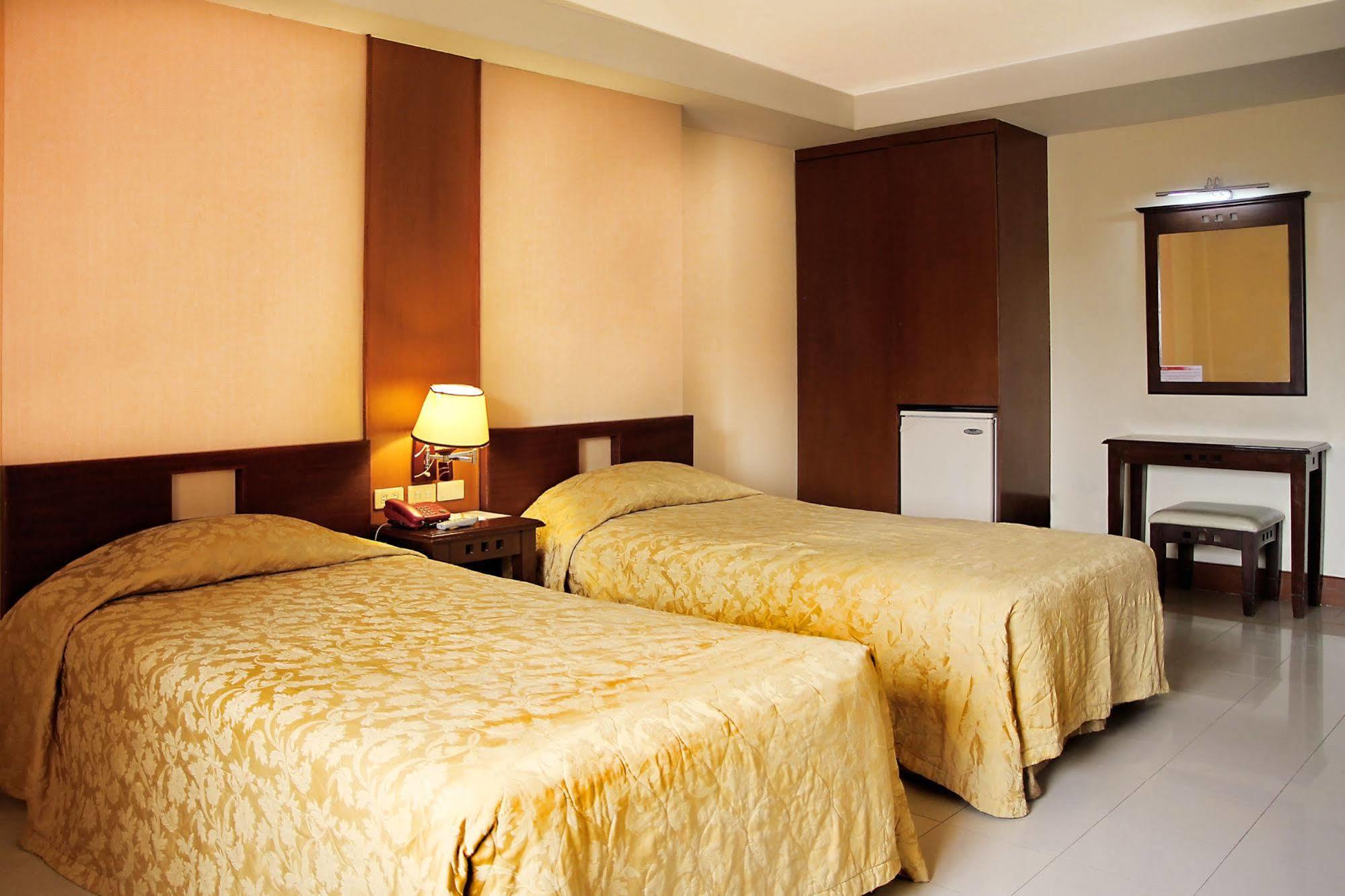 Cherry Blossoms Hotel Manila Exterior foto